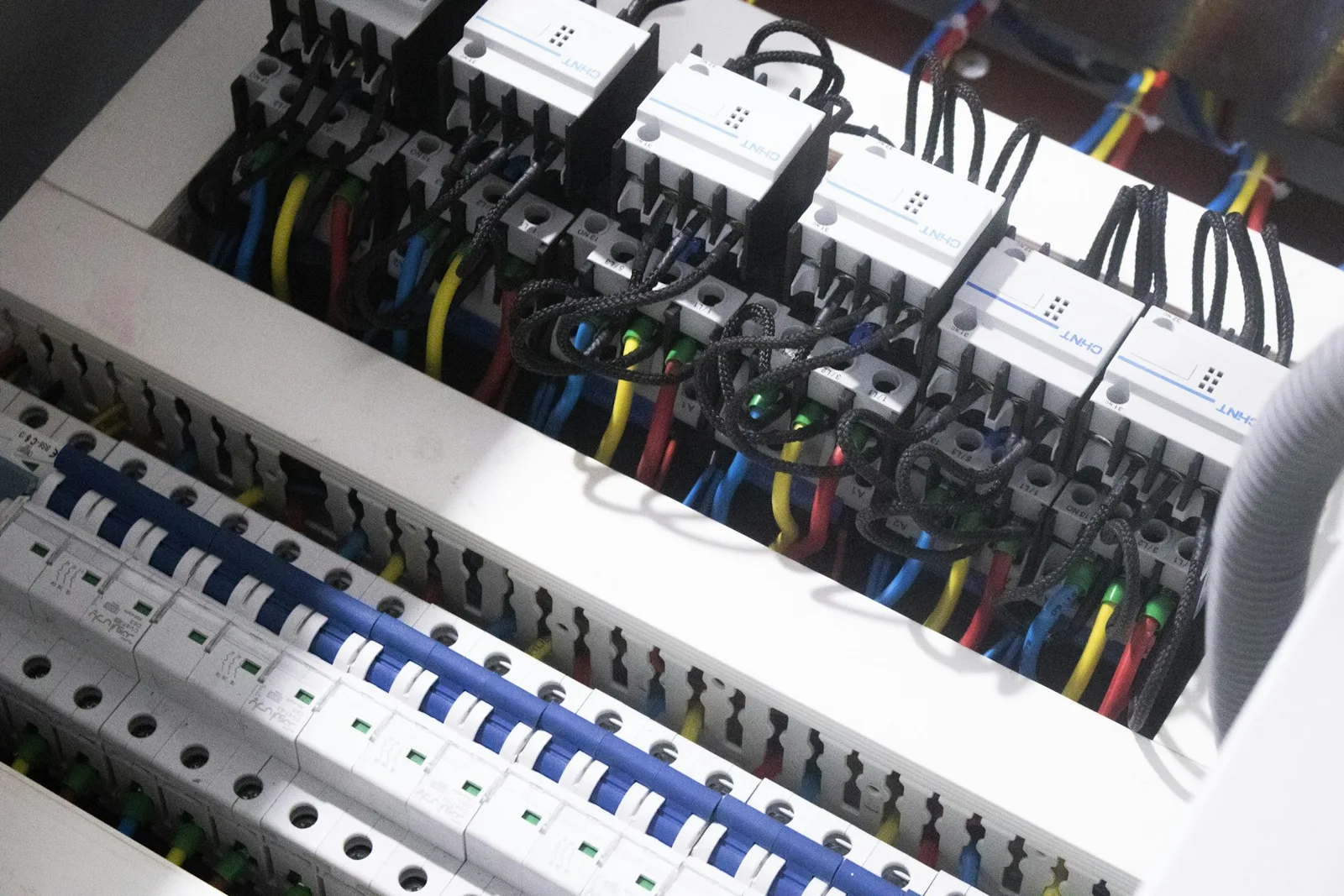 Styczniki i okablowanie wewnątrz rozdzielnicy elektrycznej