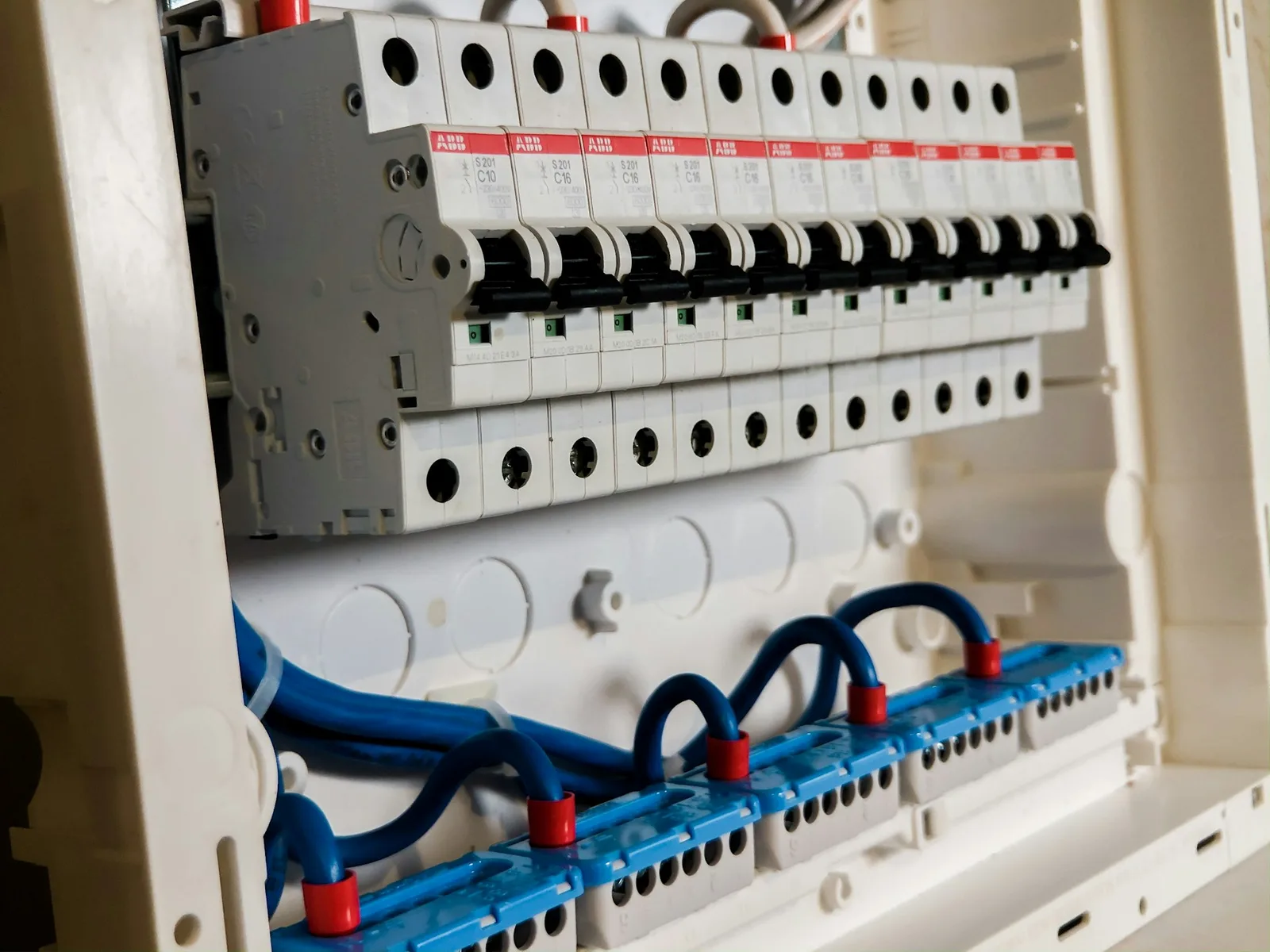 Nowoczesna tablica elektryczna z wyłącznikami nadprądowymi